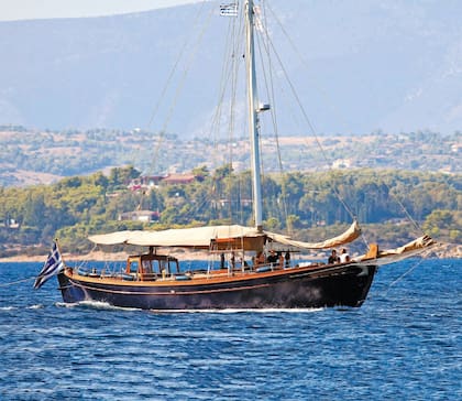 El Afroessa es el yacht con el que el príncipe Pablo -heredero de Constantino- y su familia navegan por el Mar Egeo. "Hay algo especial en los rituales familiares y Grecia. En el verano es nuestra reunión anual", contó en una entrevista su mujer, Marie-Chantal. 