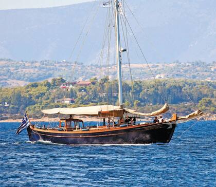 El Afroessa es el yacht con el que el príncipe Pablo -heredero de Constantino- y su familia navegan por el Mar Egeo. "Hay algo especial en los rituales familiares y Grecia. En el verano es nuestra reunión anual", contó en una entrevista su mujer, Marie-Chantal.