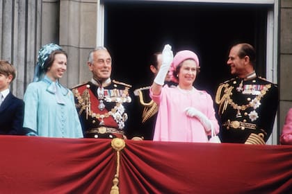 En el balcón del palacio de Buckingham, junto a su hija, la princesa Ana, el tío de su marido y virrey de India, lord Mountbatten, y Felipe, el duque de Edimburgo, que hoy, con 98 años, ya está jubilado de su deber público
