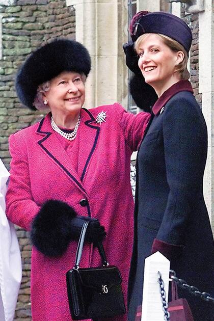 Tan sólo un año después del escándalo mediático que atravesara la condesa en 2001, la Reina y su nuera en un momento a pura sonrisa al salir de la misa de Navidad celebrada en Sandringham. Isabel II y Sofía comparten, además, el amor por los caballos. 