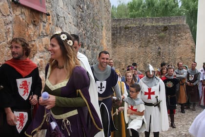 Una exclusiva lista de cien invitados vistió la boda celebrada en el pintoresco pueblo medieval de Covarrubias.