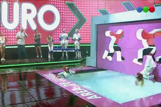 El muro infernal: Vicky y Stefy Xipolitakis, en una noche llena de bloopers