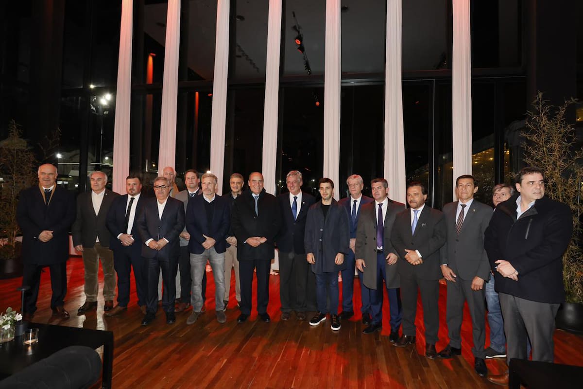 Foto en la Rural: ocho gobernadores se mostraron con Guillermo Francos, pero no hubo un acercamiento