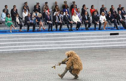 Un soldado francés realiza un ejercicio militar frente al presidente de Francia Emmanuel Macron y otros líderes antes del desfile militar del Día de la Bastilla en la avenida Champs-Elysees en París