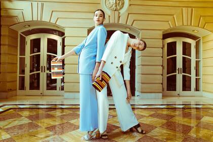 Blazer cruzado y maxi pantalón de crepe (Cibeles, $12.995 y $5.115), sandalias de taco cuadrado.