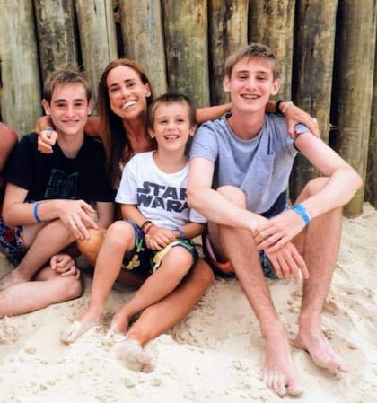 Victoria junto a sus tres hijos