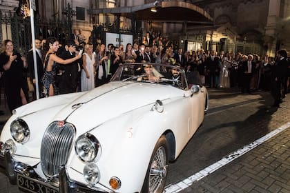 Los novios partieron desde el Santísimo en un Jaguar de colección. Los invitados, fascinados con la escena, filmaron con sus celulares la salida.