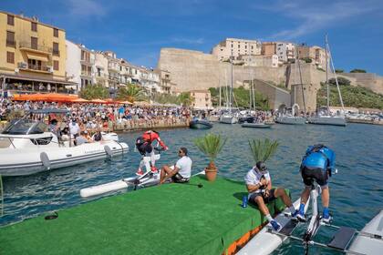 Una imagen del puerto de Calvi tomada el sábado 12, a la mañana, minutos antes de la largada. Charlene, con remera colorada, espera el comienzo de la prueba. A su derecha, con remera azul, está su hermano Gareth, que la acompañó en la travesía.