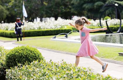 Antonia se mostró feliz al saber que la primera dama China, Peng Liyuan, había llevado de regalo una bicicleta para ella y para su mamá.