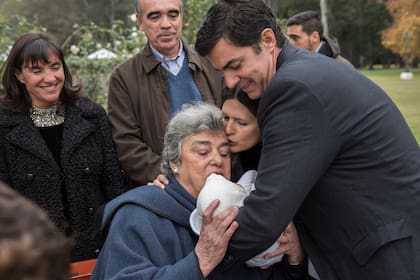 Licha, la mamá del gobernador salteño saluda a su nieta, Belita