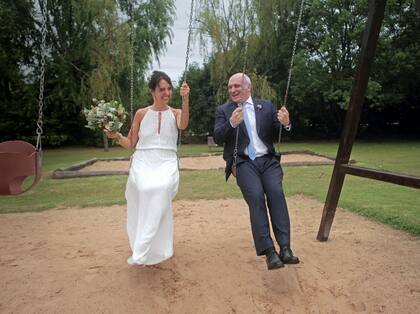 Al día siguiente, los recién casados partieron a Estados Unidos, donde él arrancó una gira internacional para dar a conocer sus propuestas de gobierno.