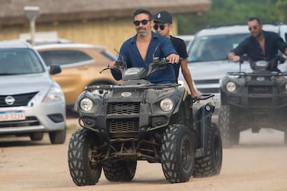El Pocho de paseo por el Este con su hijo Tomás, con quien recibió el año nuevo.
