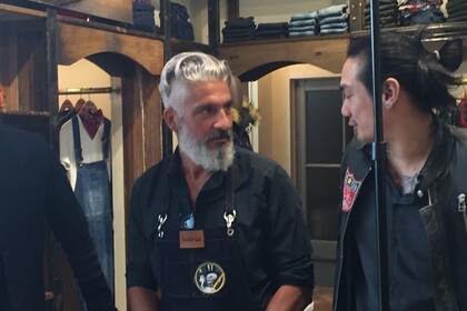 Gustavo Samuelián, diseñador de Bolivia, hablando en su local de Palermo con uno de sus modelos