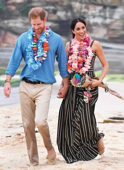 Guirnaldas de flores y pies descalzos sobre las arenas de Bondi Beach, Melbourne, Australia.
