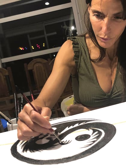 Revela que desde siempre llevó en las venas su pasión por la pintura, de hecho, estudió en la Escuela Nacional de Bellas Artes Prilidiano Pueyrredón. "A través de la pintura encuentro nuevas formas de ir armando mi propio lenguaje", cuenta.