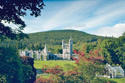 Balmoral es el castillo en Escocia en el que la reina Isabel II pasó todos sus veranos y donde reúne a toda su familia. De veinte mil hectáreas, la propiedad fue adquirida en 1852 por el príncipe Alberto, quien se la regaló a su mujer, la reina Victoria.