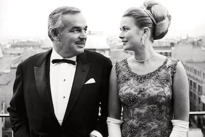 Vestidos de gala, los príncipes posaron en la terraza del hotel Gresham durante una de sus habituales visitas a Londres. Era el año 1960