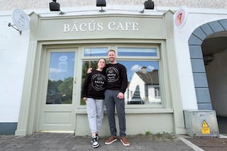 Cómo viven los argentinos que migraron a Irlanda, el país “modelo” para Milei