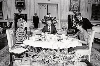 Los emperadores almorzando con el heredero, Reza Ciro, en junio de 1977.