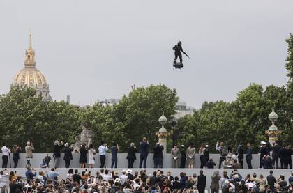 El CEO de Apata, Franky Zapata, vuela un hoverboard a reacción o "Flyboard" antes del desfile militar del Día de la Bastilla por la avenida Champs-Elysees en París
