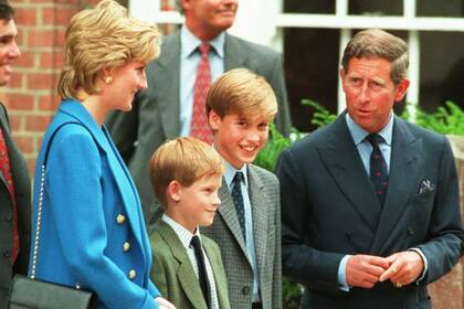 Lady Di, el príncipe Carlos de Inglaterra, y sus dos hijos, William y Harry
