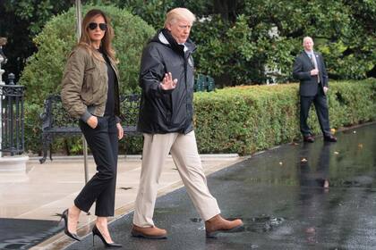 Tan inadecuados eras los stilettos para "capear" las consecuencias del huracán Harvey, que los cambió por zapatillas en pleno vuelo a Houston.