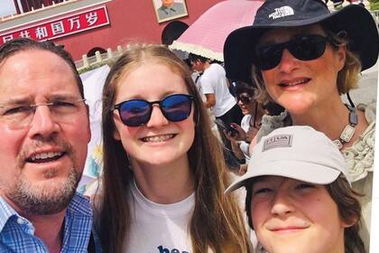 Delphine junto a su marido, Jim O’Hare, y sus hijos Joséphine (16) y Oscar (12) en una foto tomada durante un viaje a China