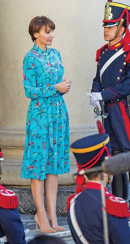 Sábado 25. La mujer del jefe de Gobierno Horacio Rodríguez Larreta combinó un vestido de seda floreado con stilettos de gamuza.