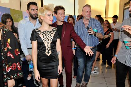 Carlos Cuevas y Azul Fernndez, a pura sonrisa, palpitando el estreno del 5 de diciemrbe