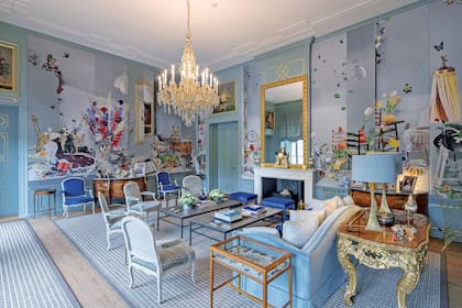 El Salón Azul es una suerte de museo privado. Del lado izquierdo, hay recuerdos entrañables de Guillermo, mientras que a la derecha hay mates, un cóndor típico de los cielos patagónicos y el traje que la Reina usó el día de su entronización.