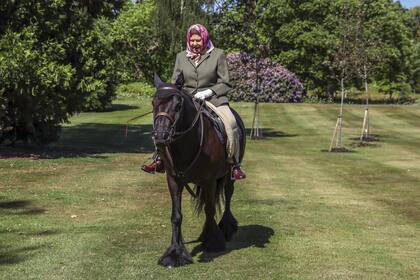 De muy buen humor, Isabel llevó breeches, blazer verde y un pañuelo de seda en la cabeza durante su paseo en Windsor Home Park. Según informaron, las fotos fueron tomadas con la distancia reglamentaria que marca el protocolo por el coronavirus.