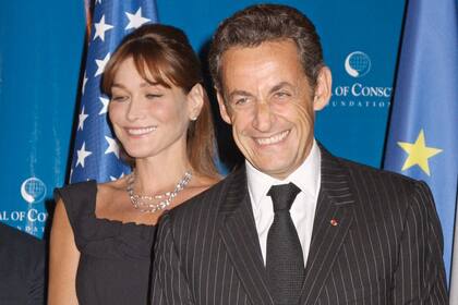 Un mes después de su separación, Sarkozy se cruzó con Carla Bruni, con quien se casó un jueves de enero de 2008, en el Palacio del Elíseo. En 2011, le dieron la bienvenida a su única hija en común, Giulia.