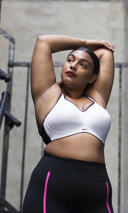 Paloma Elsesser, modelo plus size, en una campaña de corpiños de Nike 