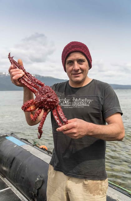 Fernando Monje con una centolla recién pescada en mano.
