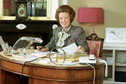 La oficina de la reina Beatriz en Huis Ten Bosch, una imagen de 1987. Desde ese escritorio, con la misma lámpara, dio su histórico discurso de renuncia al trono, en enero de 2013