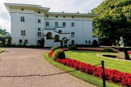 Además de su fabulosa casa de estilo italiano en la isla de Öland, la familia real sueca también tiene una villa, “Mirage”, en el sur de Francia, a la que acuden con frecuencia. Se los ve en los mercados, navegando en su barco Polaris y bañándose en la playa La Pouche.