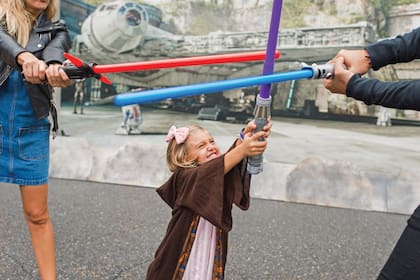 Vestida como un Jedi, Mila jugó con su lightsaber en el espacio de Star Wars.