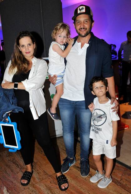 Sabrina Garciarena y Germán Paoloski con sus hijos León y Beltrán