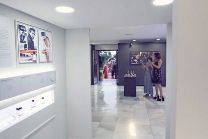 Una muestra retrospectiva de los perfumes de Antonio Banderas, en la que se exhibían fotos, bocetos y frascos, daba la bienvenida a los 170 invitados.