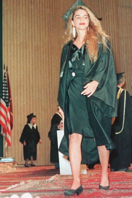 La futura reina sonríe al recibir su título de la Universidad Americana de El Cairo, en 1991