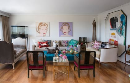 En su casa, Ama atesora dos de los cuatro retratos que Andy Warhol le hizo a su abuela en 1980. Los otros dos están en el museo que Amalita construyó en Puerto Madero y que inauguró en 2008. A la izquierda de los retratos, se destaca una instalación de Sebastián Gordín.
