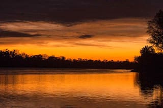 En kayak entre yacarés por el Chaco profundo