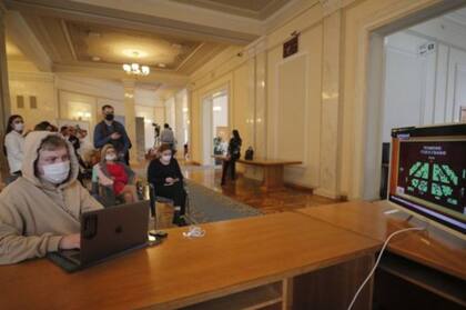 El brote de coronavirus ha propiciado el auge del trabajo por videoconferencia.