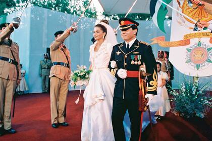 El 10 de junio de 1993, la plebeya nacida en Kuwait se casó con el futuro rey Abdalá en una ceremonia celebrada en el Palacio de Zahran, en Amán, y su espectacular vestido de novia fue un diseño de Bruce Oldfield. Veintisiete años después, ella es una figura central en el reino hachemita.