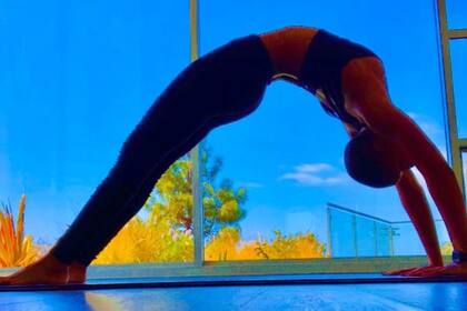Es apasionada por el yoga y constantemente sube fotografías practicándolo