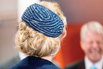 El tocado, de Fabienne Delvigne, también lo llevó en dichas ocasiones.