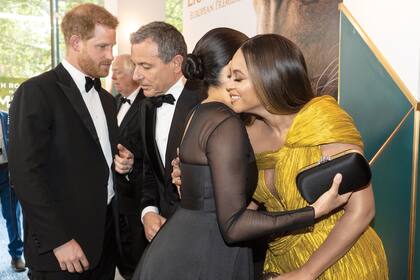 Los duques junto a Beyoncé y Bob Iger, presidente de Disney, en julio de 2019, cuando, al parecer, Harry pactó el contrato de Meghan con la compañía
