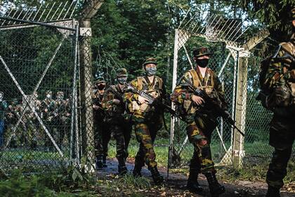 El manejo de armas, su limpieza y mantenimiento también forman parte de las enseñanzas de este primer curso que terminará el 25 de septiembre, cuando todos los cadetes, si van bien las cosas, reciban la boina azul.
