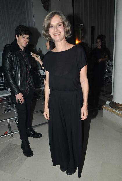 De negro: mientras Julián Serrano habla con los medios, Juana Molina posa, sonriente, para las cámaras