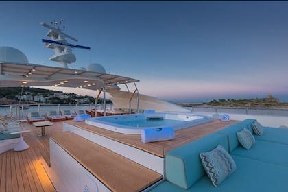 La embarcación cuenta con doce habitaciones, jacuzzi, gimnasio, sala de cine, motos de agua y hasta tobogán inflable para zambullirse en el agua